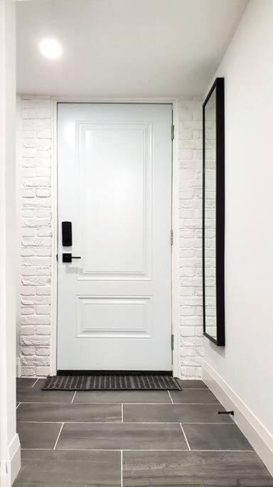 Appartement Renovated Guest Near The & High Park In Toronto! *